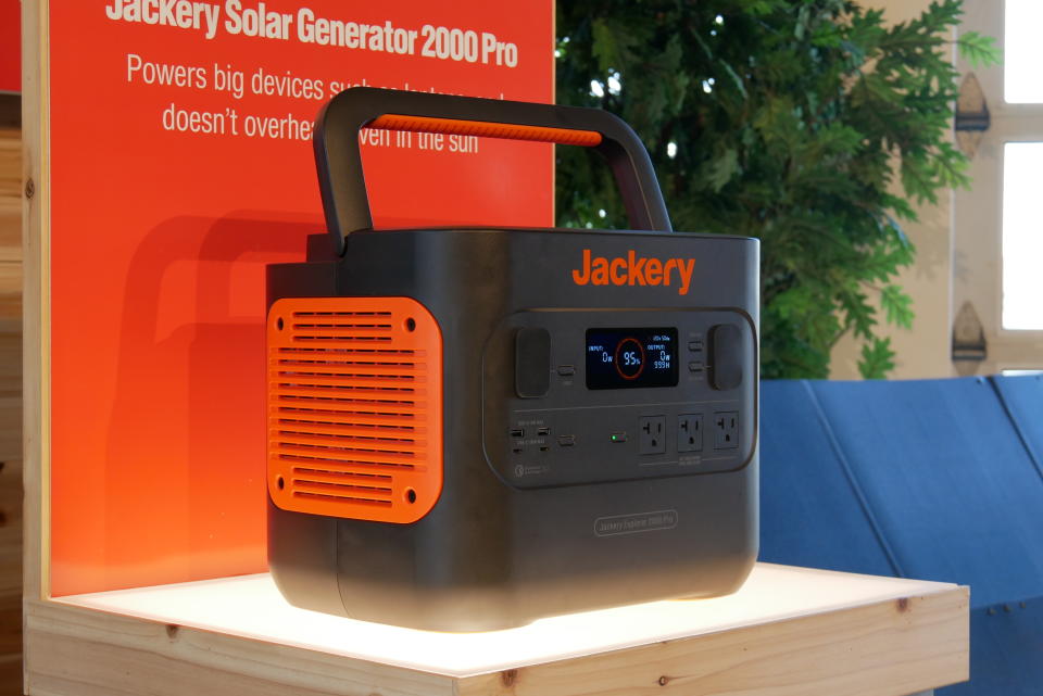 Jackery Solar Generator 2000 Pro