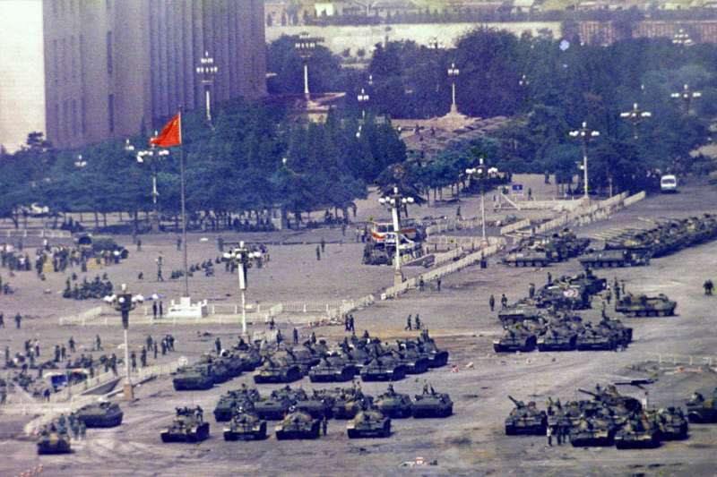六四30周年：中國解放軍坦克開進天安門廣場鎮壓示威群眾（AP）