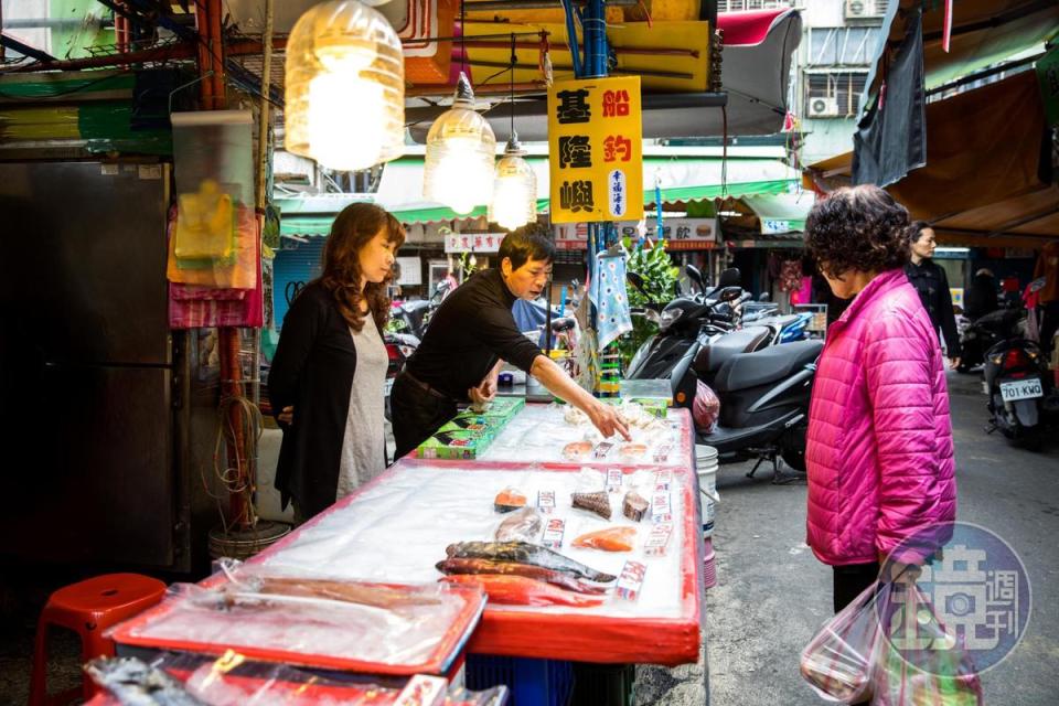 三重幸福市場裡，盧怡安最常採買的手釣魚攤。