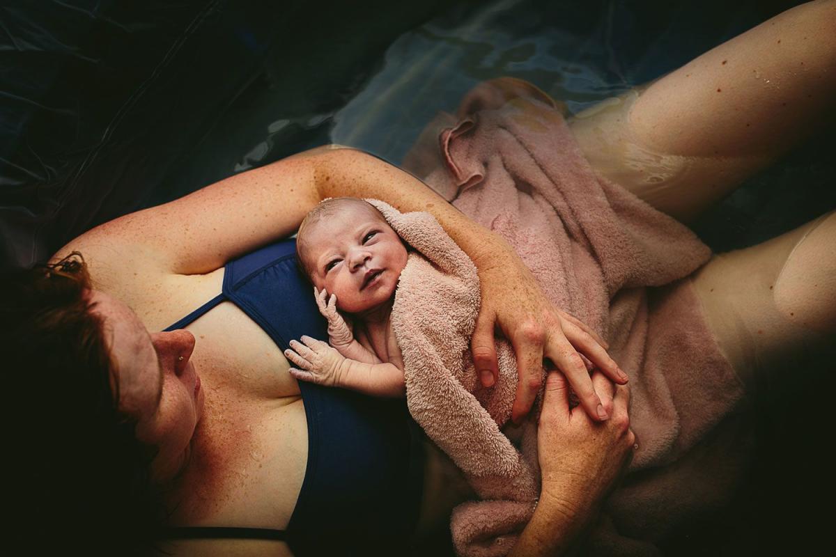 16 Heart-Melting Photos That Show What a Water Birth Really Looks Like