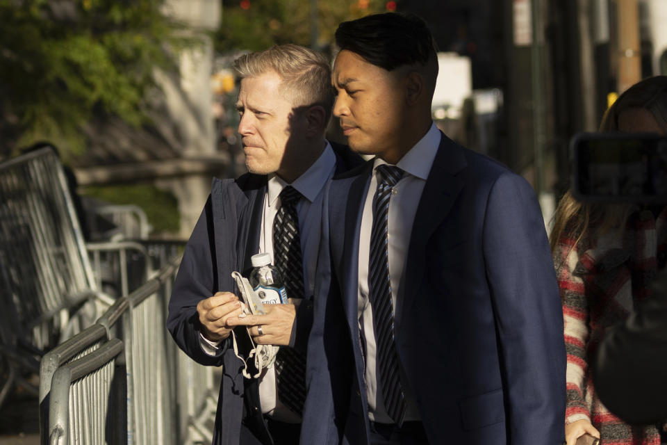 El actor Anthony Rapp, izquierda, llega a la corte para su juicio civil por abuso sexual contra Kevin Spacey, el 6 de octubre de 2022, en Nueva York. (Foto AP/Yuki Iwamura)