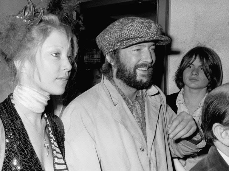 Pattie Boyd y Eric Clapton en 1975, en Londres