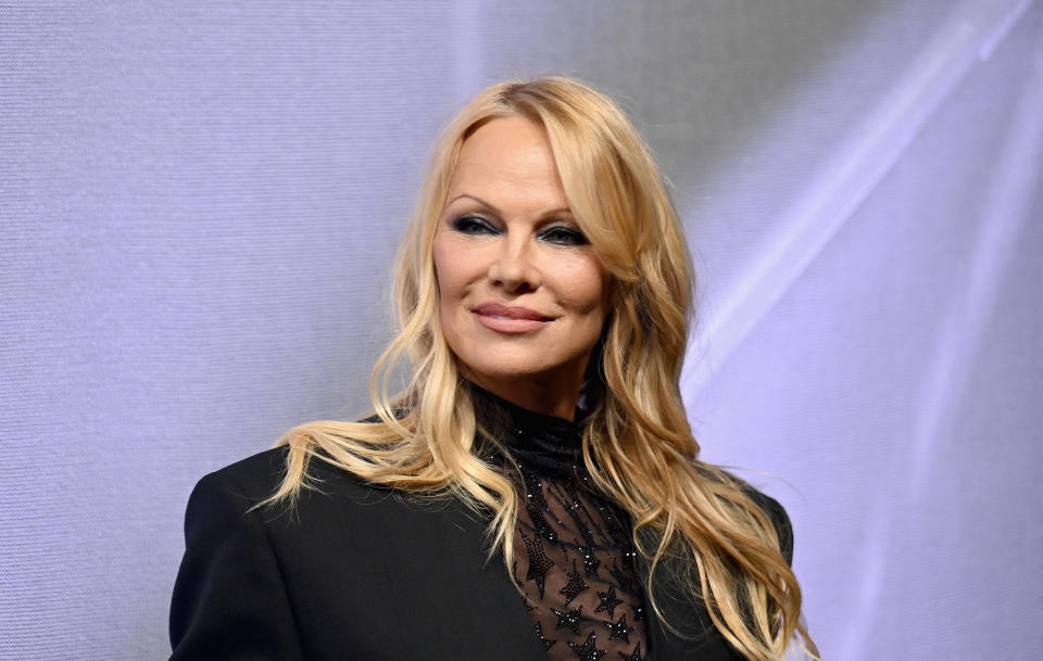 Le célèbre maillot de bain rouge de Pamela Anderson va bientôt quitter le dressing de l’actrice d’« Alerte à Malibu ». 