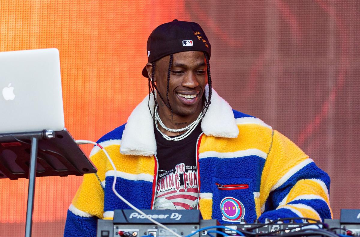 Travis Scott Surprise Released His Nike SB Dunk Low Sneakers Yesterday —  and They Sold Out Fast
