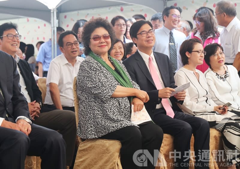 總統府秘書長陳菊（前中）22日在立法院出席「高雄鳳荔季行銷記者會」行銷記者會，面對媒體問及是否會參選台北市長，陳菊表態不會參選。（中央社）