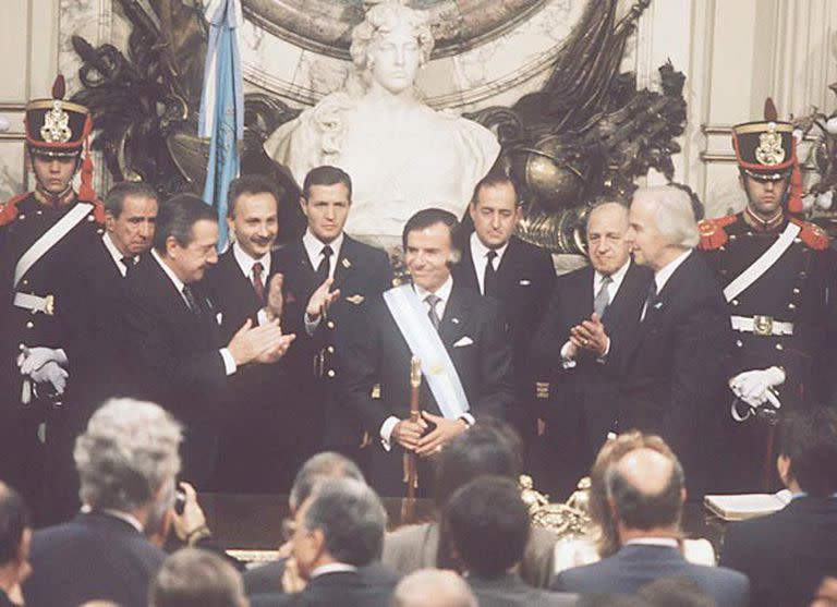 En 1989 entrega el bastón de mando a Carlos Menem, pero nunca se aleja de la política