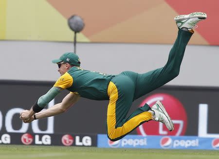 South Africa's Dale Steyn takes a catch to dismiss Pakistan's Ahmed Shahzad during the Cricket World Cup match in Auckland, March 7, 2015. REUTERS/Nigel Marple