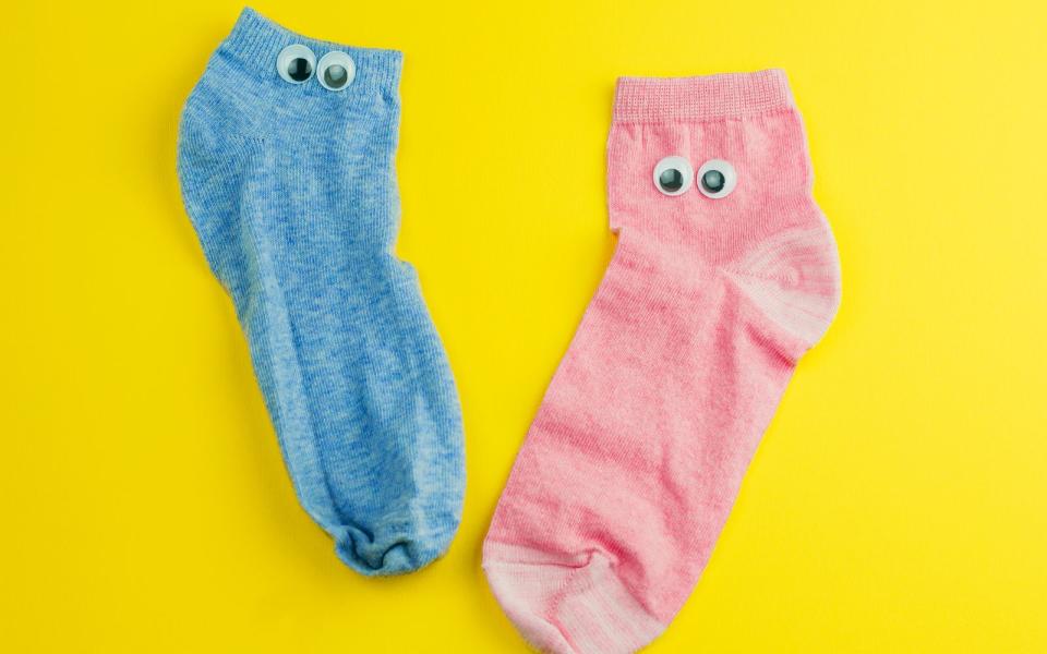 Sie kennen das: Immer wieder finden sich nach der Wäsche verwaiste Socken in Ihrem Schrank. Doch statt sie wegzuwerfen, können Sie diese noch als Putzlappen verwenden. Oder sie basteln und nähen mit Ihren Kindern lustige Handpuppen. (Bild: iStock / dvulikaia)