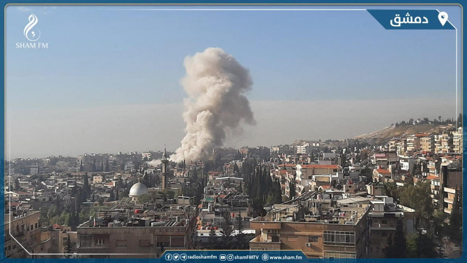 El humo se eleva después de un ataque con misiles israelíes en Damasco, Siria, que mató a cuatro miembros de la Guardia Revolucionaria de Irán, entre ellos el jefe de la unidad de información de la fuerza en Siria, según una fuente de seguridad de la alianza regional pro-Siria, este sábado, 20 de enero 2024. (Reuters -Imagen obtenida de las redes sociales por terceros-)