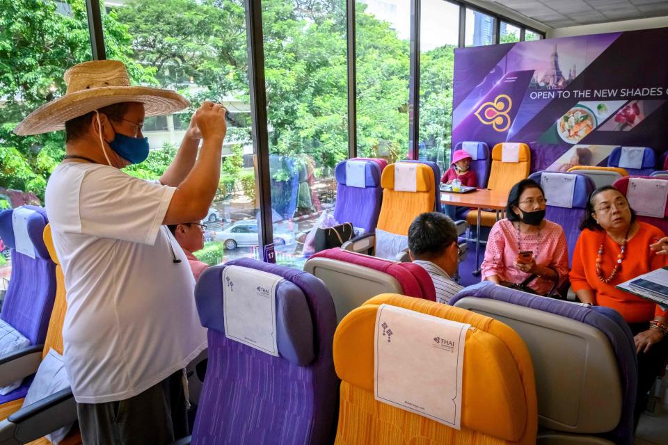 Abren en Tailandia un restaurante con asientos y comida de avión