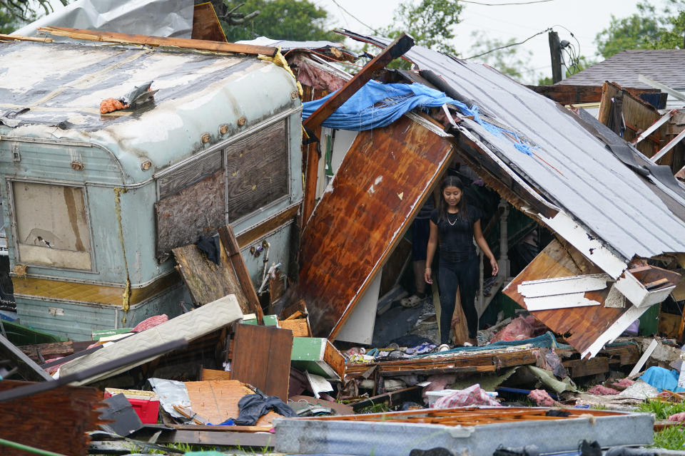 Una persona permanece fuera de una casa dañada tras el paso de un tornado en la comunidad no incorporada de Laguna Heights, frente a la isla South Padre, en Texas,el sábado 13 de mayo de 2023. (AP Foto/Julio Cortez)