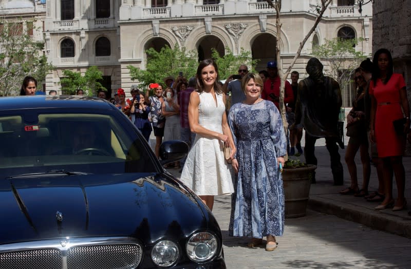 Foto del martes de la primera dama de Cuba, Lis Cuesta, y la reina de España, Letizia, posando para los fotógrafos durante un recorrido por La Habana Vieja
