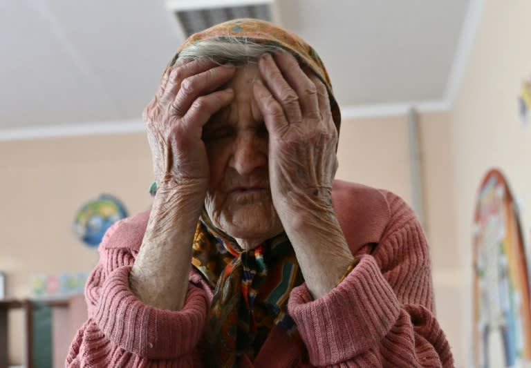 Lidia Lominovska, de 97 años, que huyó de su casa en la localidad ucraniana de Ocherétine a pie tras un bombardeo, el 28 de abril de 2024 en un refugio en Pokrovsk, en la región de Donetsk (Genya Savilov)