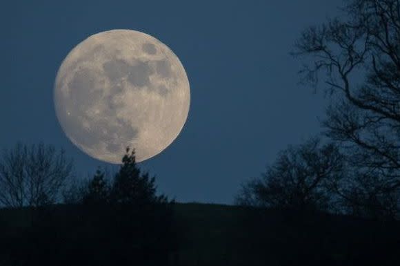 wolf moon rises over glastonbury ahead of met office severe weather warnings