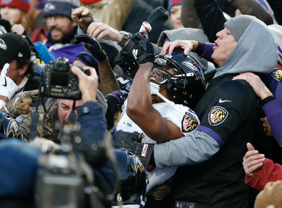 Marcus Peters #24 Z Baltimore Ravens skacze w tłumie, aby świętować zerwanie przepustki podczas czwartej kwarty przeciwko Buffalo Bills na New Era Field 8 grudnia 2019 w Orchard Park w Nowym Jorku. (Zdjęcie: Timothy T Ludwig/) 