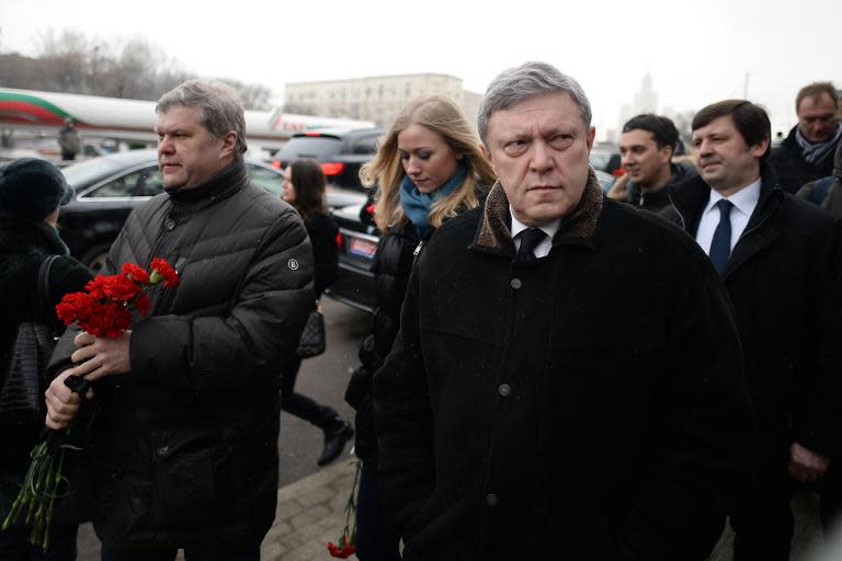 The leader of the liberal party 'Yabloko' Sergei Mitrokhin (L) and party founder Grigory Yavlinsky (C) arrive at the funeral of slain opposition leader Boris Nemtsov in Moscow on March 3, 2015