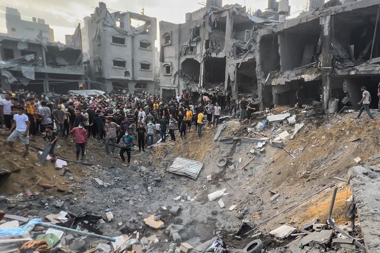 Palestinos buscan supervivientes tras un ataque aéreo israelí en el campo de refugiados de Jabalia, al norte de la ciudad de Gaza. 