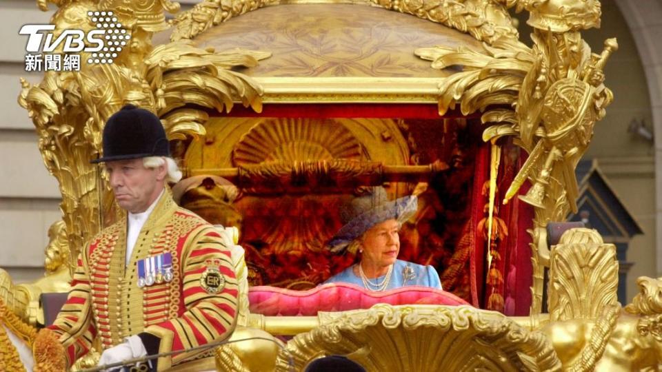 已故女王曾透露這款馬車搭起來相當不適。（圖／達志影像美聯社）
