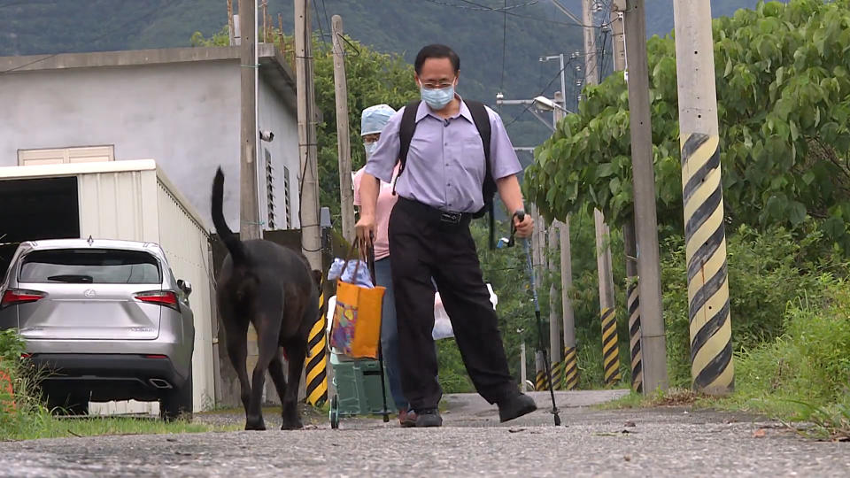 林易超即使行動不便，仍堅持為特殊需求者到宅服務。（圖／獨立特派員）