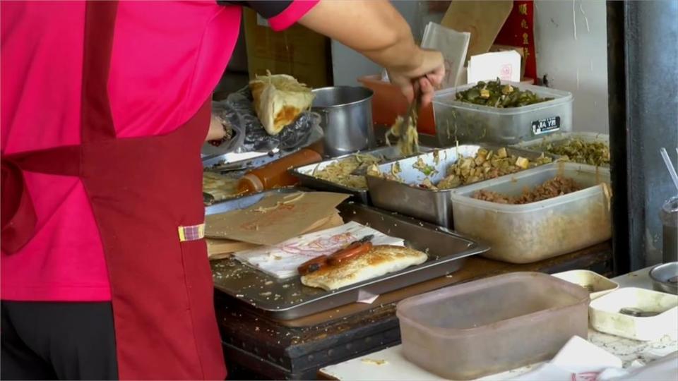 台灣趴趴走/高雄中式早餐店改良燒餅變「口袋餅」！包菜料不包油條！