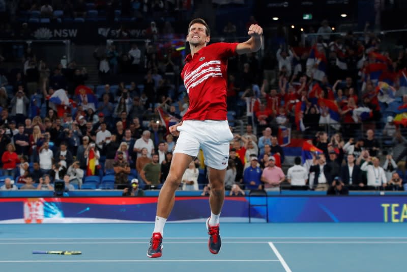 El serbio Novak Djokovic celebra ganar la Copa ATP, después de vencer en el partido de dobles al español Pablo Carreño-Busta y Feliciano López, en Sídney.