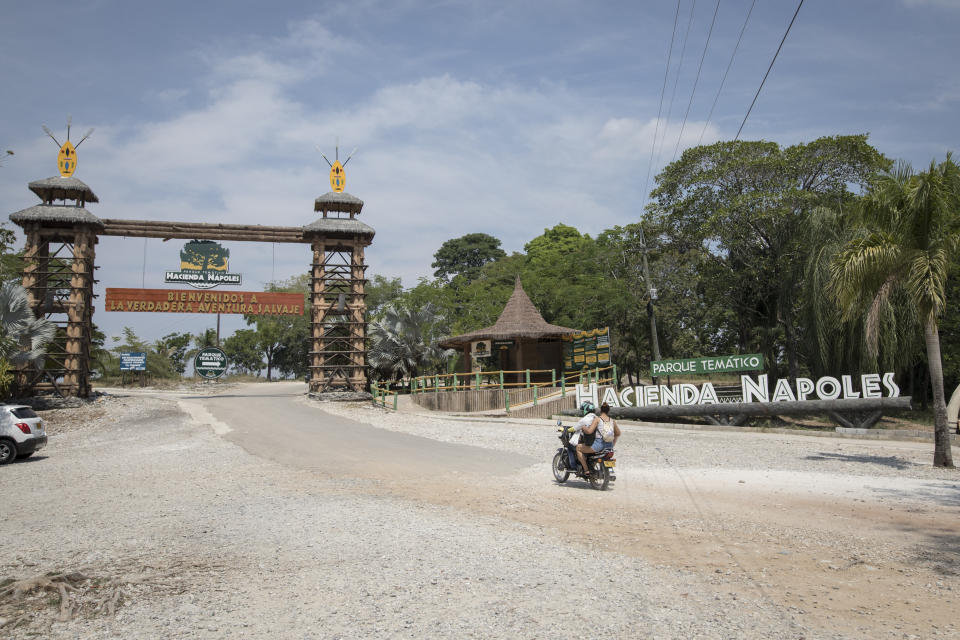 Entrada al Parque Temático Hacienda Escobar, en la enorme hacienda que fue propiedad de Pablo Escobar y donde hay varios rinocerontes descendientes de los cuatro que el narcotraficante tenía en un zoológico privado. Foto del 11 de febrero del 2020. (AP Photo/Ivan Valencia)