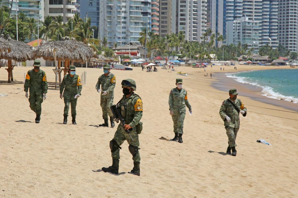 Acapulco, Guerrero, 3Abril2020 Soldados, agentes de la Guardia Nacional y Policías Turísticos resguardaron las playas de Acapulco, para evitar que personas ingresen luego de que el día jueves el gobernador de Guerrero decretara el cierre de todas las playas del estado por la alerta sanitaria de Coronavirus. Foto: Carlos Alberto Carbajal / Cuartoscuro