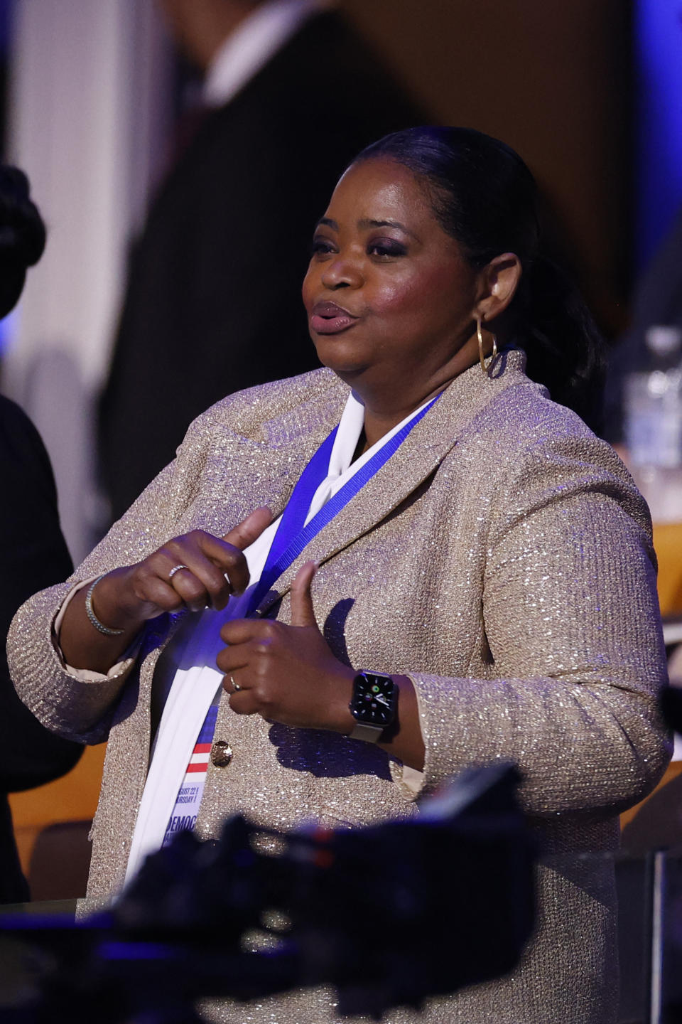 Octavia Spencer zeigt bei einer Veranstaltung in einem glitzernden Blazer beide Daumen nach oben