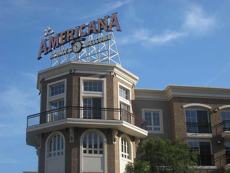 <p><b>15. Americana at Brand</b></p>Americana at Brand is a large outdoor shopping community in California. Some of its retail and dining options include Barnes and Noble as well as Barneys , J.Crew, Apple, Kiehl's and The Cheesecake Factory among others. Americana at Brand has $1,100 sales per square foot.<p>(Photo: Wikimedia Commons)</p>