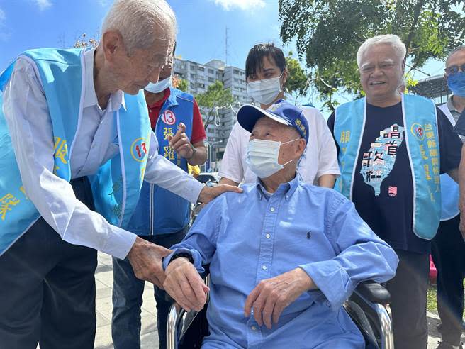 饒穎奇（前，坐輪椅者）替台東縣議員候選人張躍贏競總。（蔡旻妤攝）