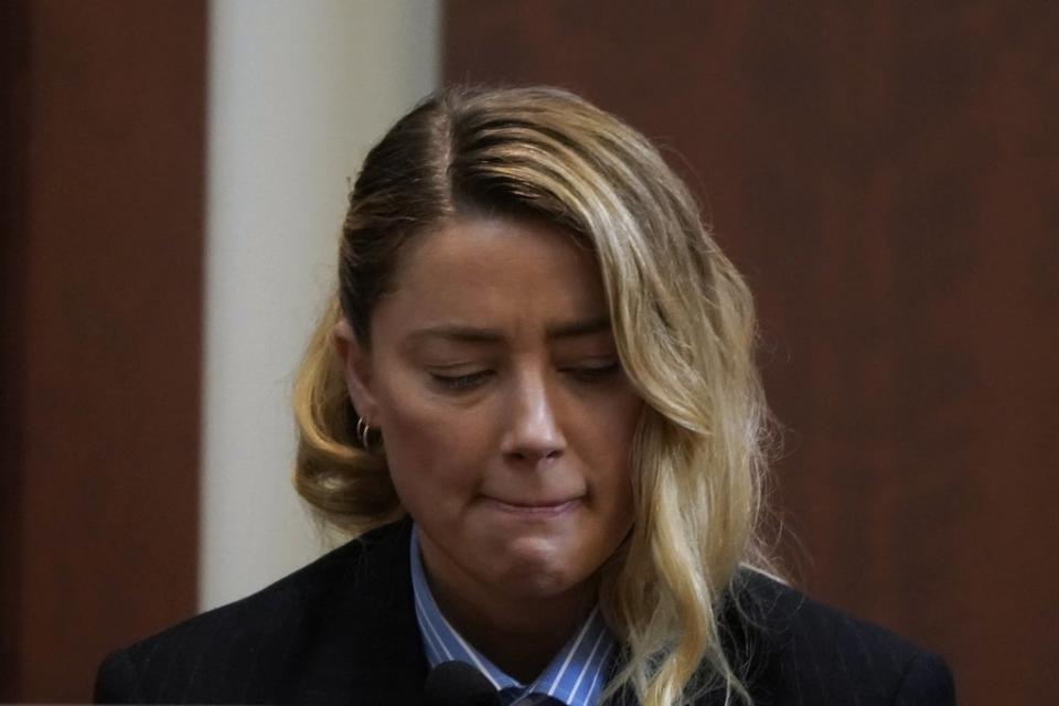 La actriz Amber Heard reacciona al testificar durante el caso de difamación de Depp vs Heard en la corte de circuito del condado de Fairfax en Fairfax, Virginia, EE.UU. el 4 de mayo de 2022 (EPA)