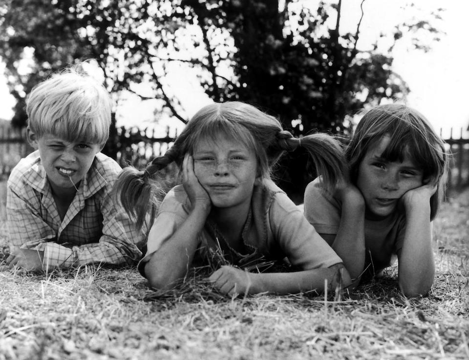 La ficción, que tuvo una temporada de 13 episodios, también contó con Maria Persson y Pär Sundberg en los papeles de Annika y Tommy. Junto a ellos posa la estrella infantil en esta imagen. (Foto: ullstein bild / Getty Images)