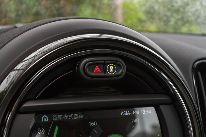 警示雙黃燈按鈕旁為安全防護科技的相關設定。版權所有/汽車視界