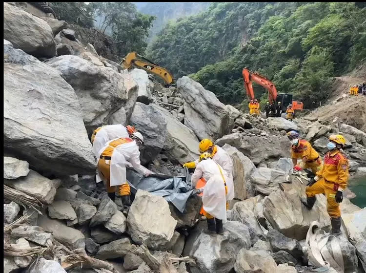 砂卡礑第一位女性遺體被挖出，於今天下午1時許送達花蓮市立殯儀館安放。消防署提供