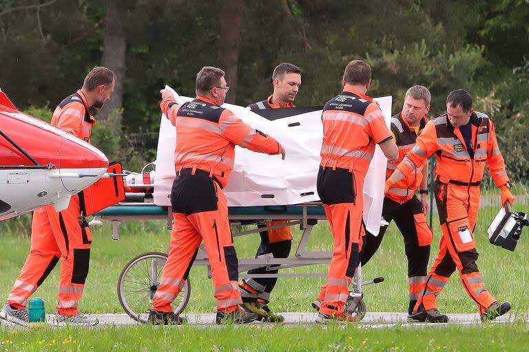 Imagen tomada el 15 de mayo de 2024 muestra al primer ministro eslovaco Robert Fico siendo transportado desde un helicóptero por los médicos al hospital de Banska Bystrica, Eslovaquia, donde va a ser tratado después de haber recibido «múltiples disparos» (Foto de AFP) / ALTERNATIVE CROP