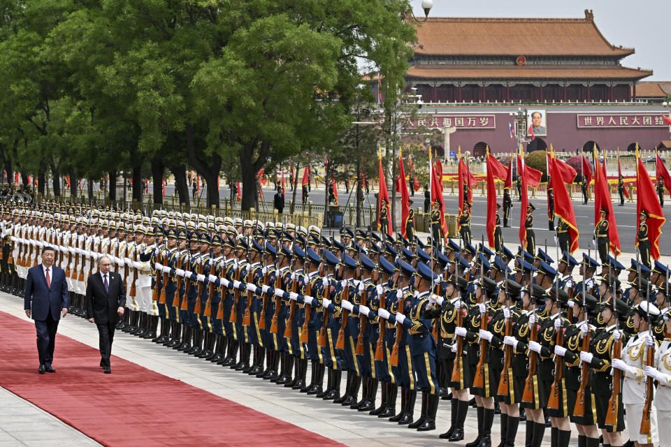 Los presidentes de China, Xi Jinping (izquierda), y Rusia, Vladímir Putin, pasan revista a una guardia de honor durante la ceremonia de bienvenida al mandatario ruso el 16 de mayo de 2024, en Beijing, China. (Sergei Bobylev, Sputnik, foto compartida del Kremlin vía AP)