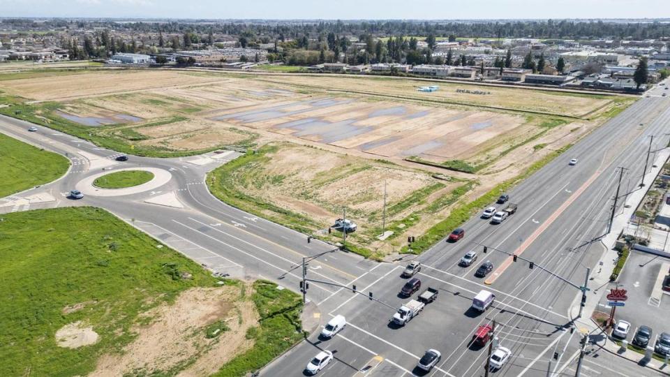 An aerial view shows the land that will soon become the Fancher Creek Town Center shopping center on Clovis Avenue and Tulare Street in southeast Fresno. An In-N-Out is slated to built on the corner, with Sprouts and other retailers behind it near the canal.