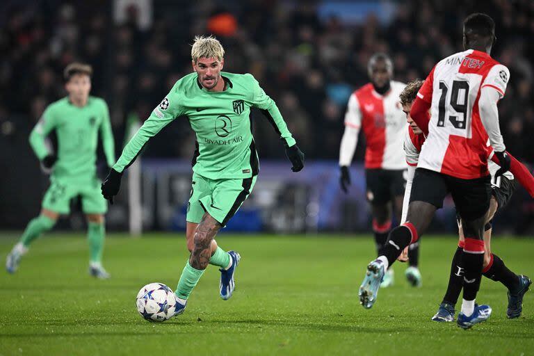 Rodrigo De Paul, afirmado en el medio campo del Atlético, conduce la pelota ante Feyenoord