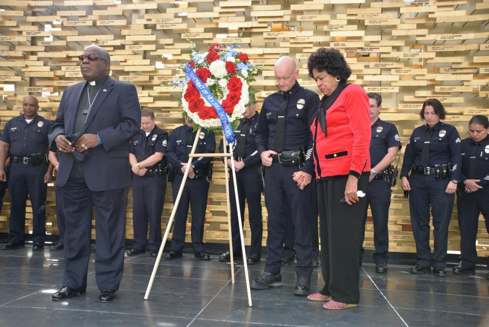 個資遭到公開，321名臥底員警狀告洛市、LAPD。圖為洛市警局陣亡警員紀念牆。（記者丁曙╱攝影）