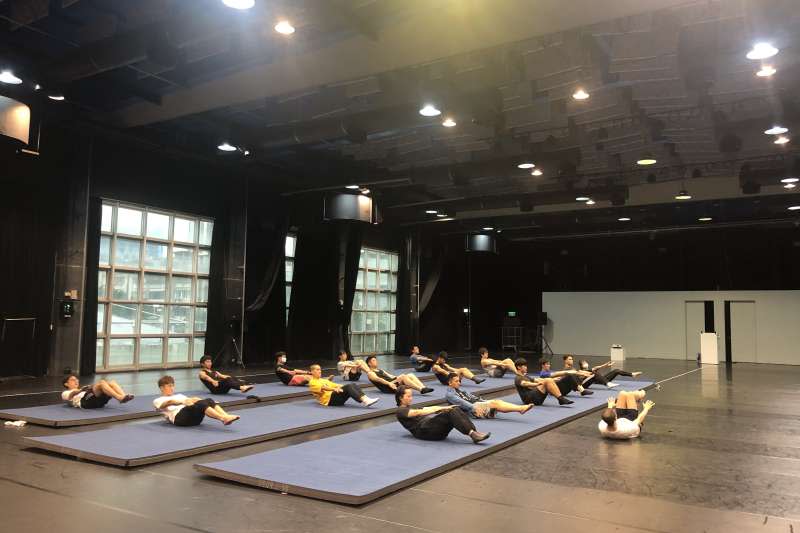 北藝中心的「馬戲棚計畫」提供臺北試演場讓演員們練習舞台技巧。（圖/北藝中心提供）