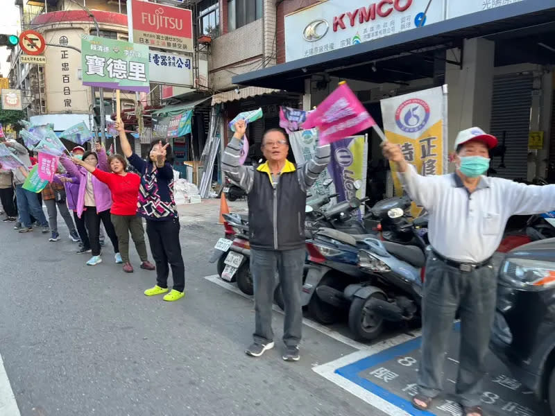 ▲李昆澤感謝所有後援會、里長，還有鄉親朋友的幫忙，一路陪伴他走遍大街小巷、大小市場，也站遍各選區路口，團結一致，得以勝選。（圖／立委李昆澤辦公室提供）