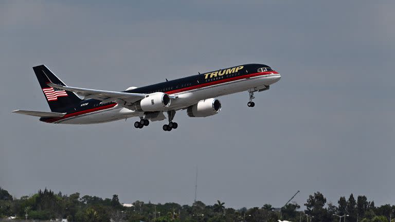 El despegue del avión de Trump desde Florida