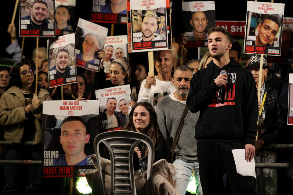 在以色列軍方承認「誤殺」3名人質後，由於仍有人質被扣押在加薩，家屬16日呼籲以色列政府達成緊急協議，確保人質能夠獲釋。圖為一場集會要求釋放人質。（路透社資料照）