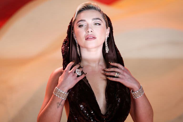 A diferencia de sus colegas, Florence Pugh optó por un look más tradicional en color negro, pero no por ello menos sexy