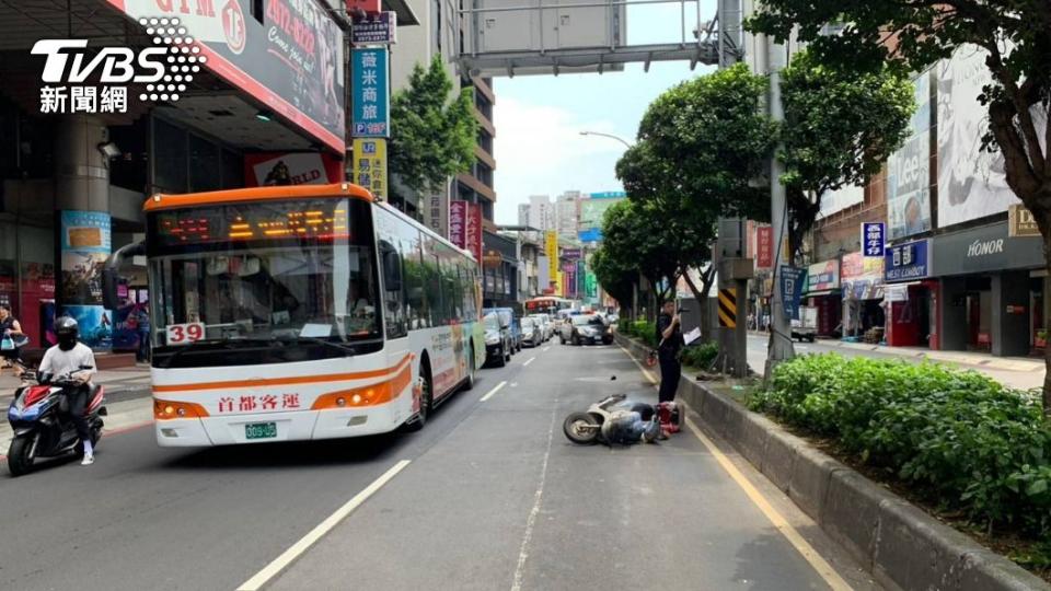 婦人騎機車自撞分隔島，傷重昏迷。（圖／TVBS）