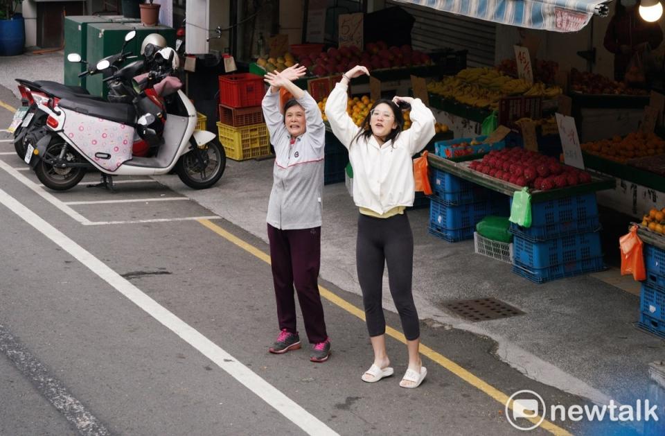 民眾黨總統候選人柯文哲今(7)早在高雄市區掃街拜票，支持者在路旁向柯文哲加油打氣。   圖：張良一 / 攝