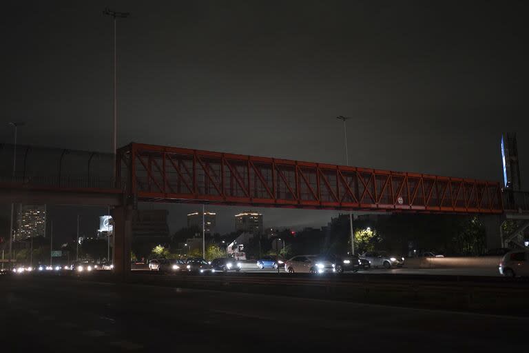 Puente peatonal de la avenida General Paz a oscuras