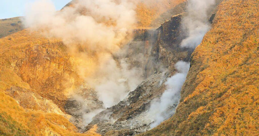 中油、台電今年搶進大屯山探勘地熱，目標建置地熱發電廠。圖為陽明山國家公園內的小油坑噴發口，持續有蒸氣噴出。（圖／本報資料照片）