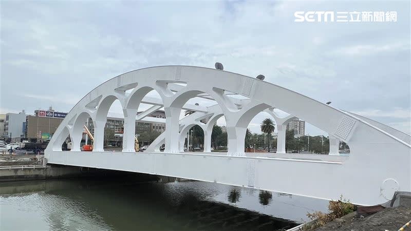 海邦橋附近的前鎮河岸出現一名女屍，親友被通知到現場當場腿軟崩潰。（圖／翻攝畫面）