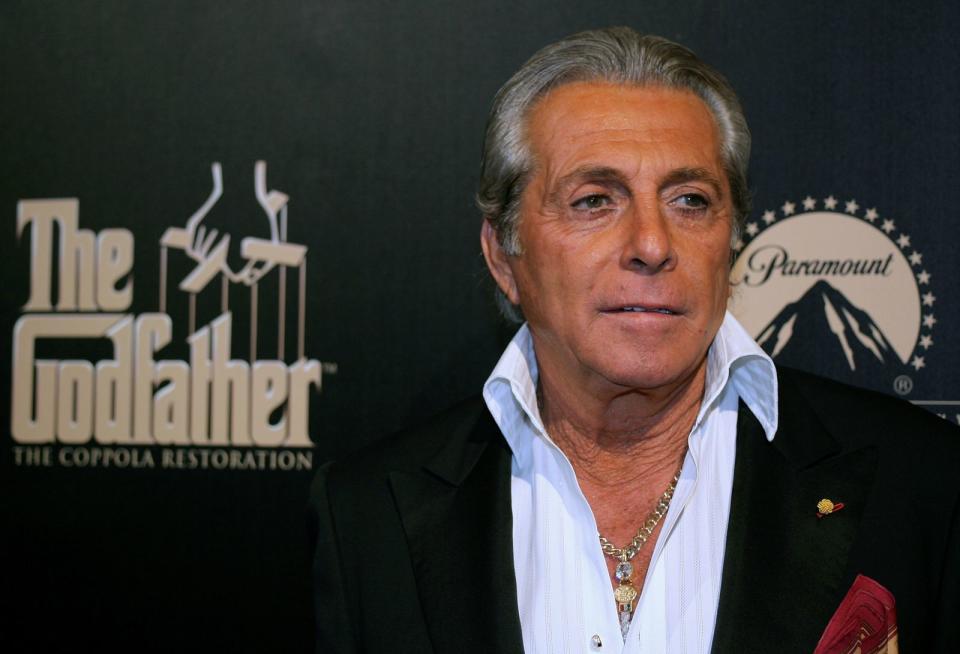 Die Szene in "Der Pate", in der Sonny Corleone seinen Schwager Carlos Rizzi windelweich prügelt, schockt auch nach über 45 Jahren durch ihre Brutalität. Und sie sah wohl nicht nur brutal aus: James Caan brach seinem Kollegen Gianni Russo (Bild) dabei zwei Rippen und den Ellenbogen. (Bild: Mike Flokis/Getty Images)